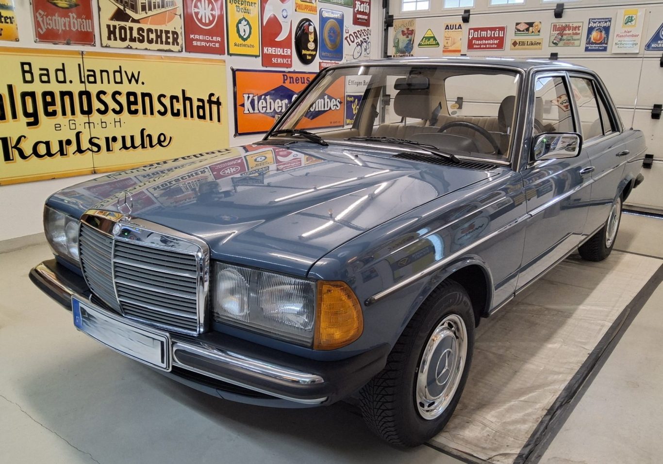 Blauer Mercedes-Benz Limousine, Baujahr 1970er, in einer Ausstellungshalle.